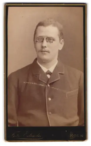 Fotografie Fritz Eilender, Köln, Kreuzgasse 22, Herr mit Brille im Porträt