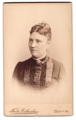 Fotografie Fritz Eilender, Cöln a. Rh., Porträt einer eleganten Frau
