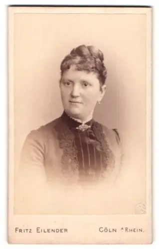 Fotografie Fritz Eilender, Cöln a/Rhein, Kreuzgasse 22, Porträt einer Dame