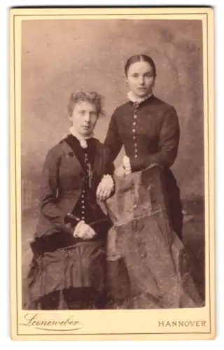 Fotografie G.W. Leineweber, Hannover, Georgstrasse 11, Zwei Damen in eleganter Kleidung