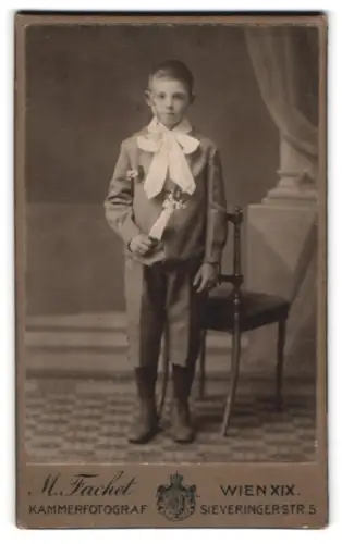 Fotografie M. Fachet, Wien, Sieveringerstr. 5, Junge mit Blumenstrauss