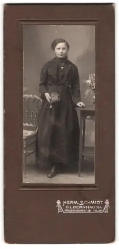 Fotografie Herm. Schmidt, Olbernhau i. Sa., Freibergerstrasse 28, Porträt einer Frau mit Buch