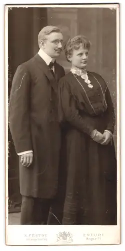 Fotografie K. Festge, Erfurt, Anger 51, Elegantes Paar im Atelier