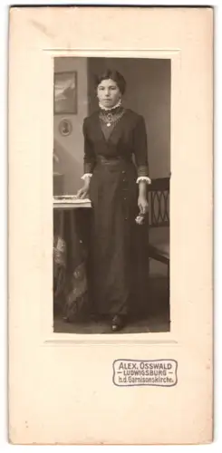 Fotografie Alex Osswald, Ludwigsburg, b.d. Garnisonskirche, Porträt einer stehenden Frau