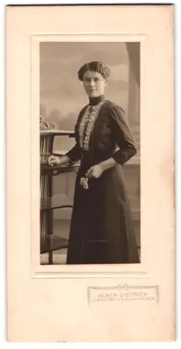 Fotografie Alwin Dietrich, Glauchau, Elegante Dame im dunklen Kleid