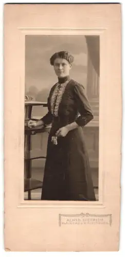 Fotografie Alwin Dietrich, Glauchau, Frau im eleganten Kleid mit Blumen