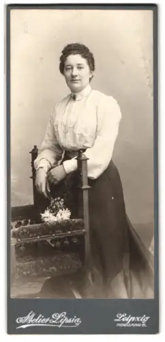 Fotografie Atelier Lipsia, Leipzig, Thomasring 15, Elegante Frau mit Blumenstrauss