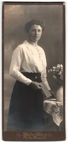 Fotografie Atelier Stern, Berlin, Turmstrasse 38, Porträt einer Frau mit Buch