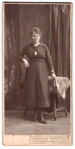 Fotografie Samson & Co, Magdeburg, Breiteweg 168, Junge Frau im Kleid