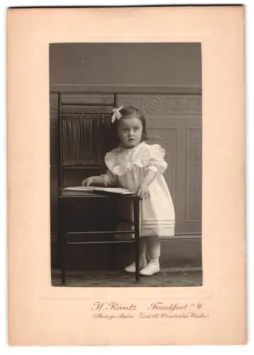 Fotografie H. Kreutz, Frankfurt a. M., Zeil 68, Kleines Mädchen in hellem Kleid
