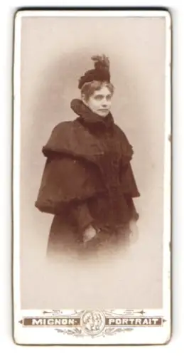 Fotografie H. Weissbach, Wien, Mariahilferstrasse 38, Edle Dame im Mantel