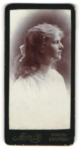 Fotografie Mora Ltd., Brighton, Profilansicht einer jungen Frau