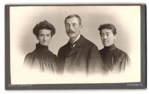 Fotografie Chr. Zimmer, Giessen, Porträt einer Gruppe aus zwei Frauen und einem Mann