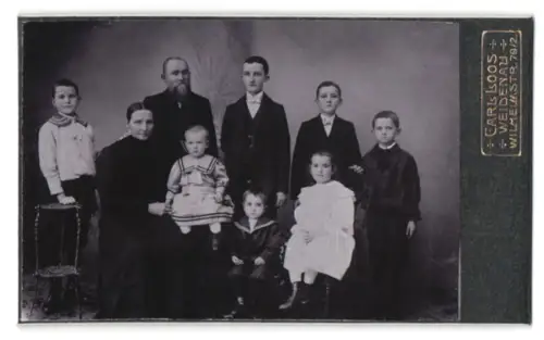 Fotografie Carl Loos, Weidenau, Wilhelmstr. 79/2, Familienportrait mit neun Personen
