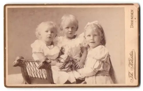 Fotografie Th. Kirsten, Dresden, Bautznerstr. 12, Drei Kinder in heller Kleidung