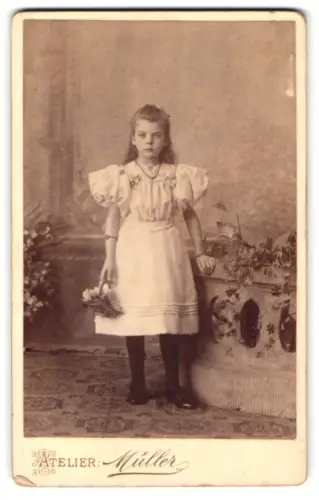 Fotografie Moritz Müller, Rochlitz, Obere Gärtnerstrasse, Mädchen mit Blumenkorb