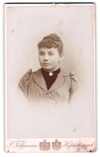 Fotografie F. Tellgmann, Eschwege, Frau in gestreiftem Kleid