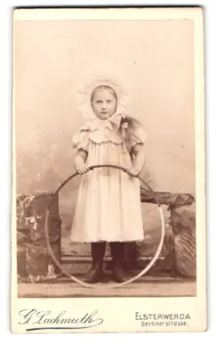 Fotografie G. Lachmuth, Elsterwerda, Berlinerstrasse, Mädchen mit Reif