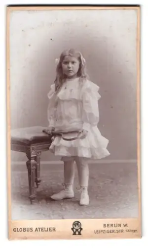 Fotografie Globus Atelier, Berlin, Leipziger Str. 132/137, Mädchen in weissem Kleid mit Tennisschläger