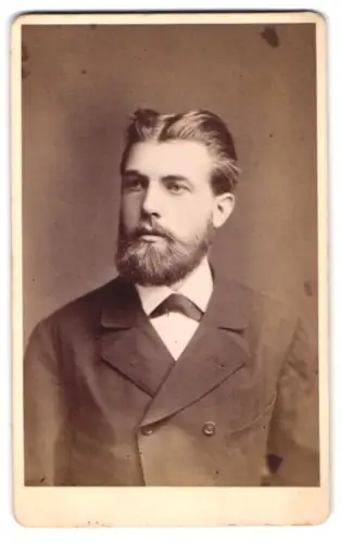 Fotografie Georg Aulmann, Offenbach a. M., Hospitalstrasse 16, Porträt eines Mannes mit Bart