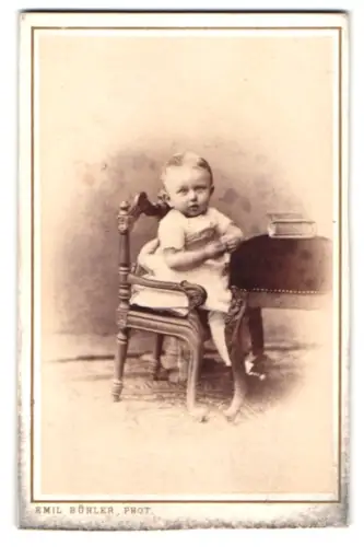 Fotografie Emil Bühler, Mannheim, Ludwigstrasse 34, Kleinkind auf einem Stuhl sitzend