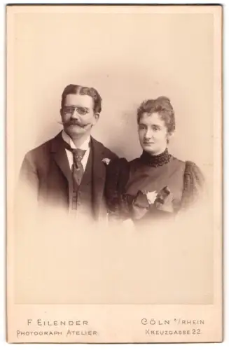 Fotografie F. Eilender, Cöln a/Rhein, Kreuzgasse 22, Elegantes Paar im Atelier