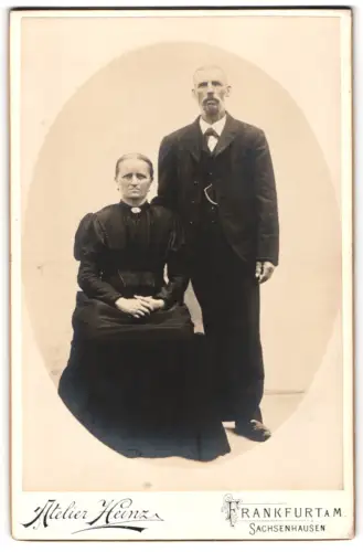 Fotografie Atelier Heinz, Frankfurt a. M., Brückenstrasse 54, Älteres Paar im Atelier