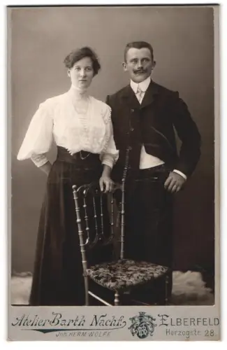 Fotografie Herm. Wolff, Elberfeld, Herzogstr. 28, Elegantes Porträt eines Paares