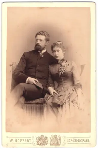 Fotografie W. Höffert, Dresden, See Strasse 10, Paar in eleganter Kleidung