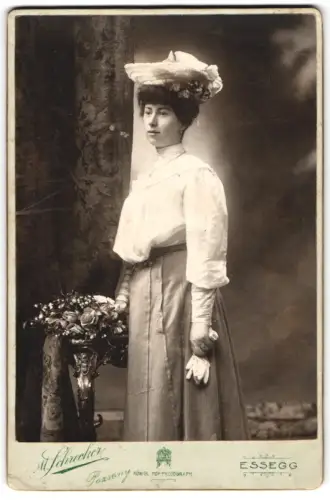Fotografie M. Schrecker, Essegg, Elegante Dame mit Blumenstrauss