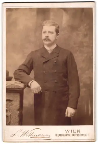 Fotografie L. Wittmann, Wien, Hauptstrasse 3, Porträt eines eleganten Herren