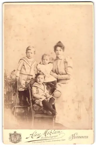 Fotografie Alex Möhlen, Hannover, Georgsplatz, Familienszene mit Mutter und drei Kindern