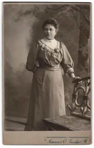 Fotografie Samson & Co., Frankfurt /M., Zeil 46, Elegante Dame mit dekorativer Bank