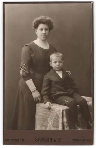Fotografie Samson & Co, Offenbach a. M., Frankfurterstr. 11, Mutter mit Kind in eleganter Kleidung