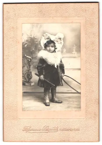 Fotografie Fafournoux & Cazautets, Montceau-les-Mines, Mädchen mit grossem Hut und Reifen