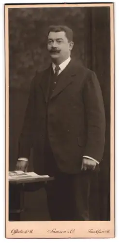 Fotografie Samson & Co., Offenbach a. M., Zeil 100, Porträt eines Herrn im Anzug