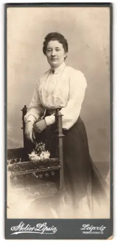 Fotografie Atelier Lipsia, Leipzig, Thomasring 15, Frau mit Blumenarrangement