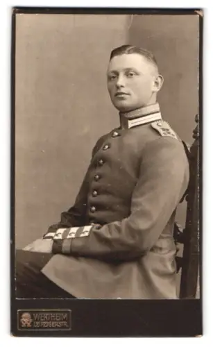 Fotografie Wertheim, Berlin, Leipzigerstr., Einjährig-Freiwilliger Uffz. v. Kaiser Alexander Garde-Gren.-Rgt. in Uniform