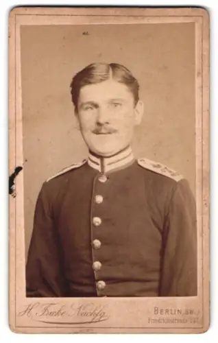 Fotografie H. Fricke, Berlin, Friedrichstrasse 247, Soldat vom Kaiser Alexander-Garde-Gren.-Rgt. in Uniform