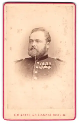 Fotografie E. Milster, Berlin, Unter den Linden 13, Offizier Wild in Uniform mit EK II 1870, KDM 1870/71 und