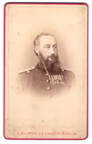 Fotografie E. Milster, Berlin, Unter den Linden 13, Hauptmann Engelhardt in Uniform mit EK II 1870, KDM 1870 und