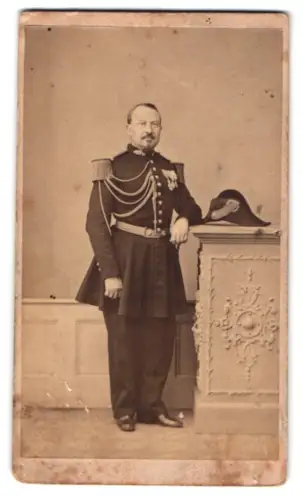 Fotografie Ch. G. A La Flèche, französ. Offizier in Uniform mit Epauletten, Orden und Zweispitz
