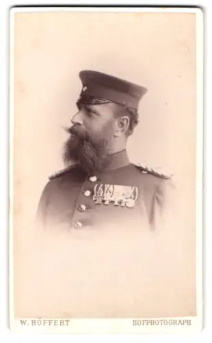 Fotografie W. Höffert, Dresden, Prager-Str. 6, Oberstleutnant von Obernitz in Uniform mit EK II 1870, Adlerorden