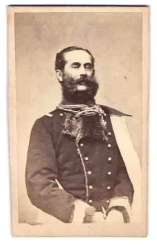 Fotografie unbekannter Fotograf und Ort, k.u.k. General Ludwig von Gablenz, Freiherr von Gablenz-Eskeles in Uniform