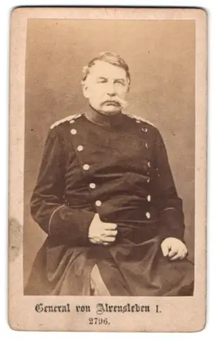 Fotografie unbekannter Fotograf und Ort, General von Alvensleben I im Überrock