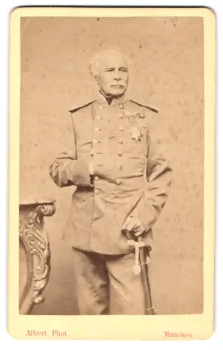 Fotografie J. Albert, München, General Jakob von Hartmann in Uniform mit Säbel und Ehrenzeichen, General der Infanterie