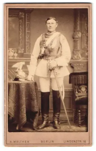 Fotografie A. Walther, Berlin, Lindenstr. 16, Garde-Kürassier Bernd Drewitz im Kürass mit Helm und Pallasch