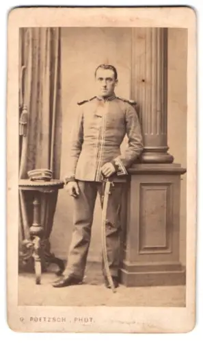 Fotografie Gustav Poetzsch, Leipzig, Garde-Kürassier in Uniform mit Schirmmütze und Säbel