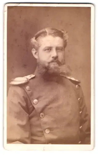 Fotografie Wilhelm Otto, Düsseldorf, Schadow-Str. 42, Offizier von Veltheim im Überrock