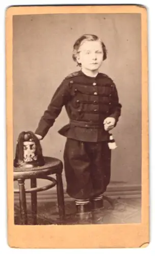 Fotografie Hoffmann, Erfurt & Kissingen, Kind in Husaren-Attila mit Paradehelm